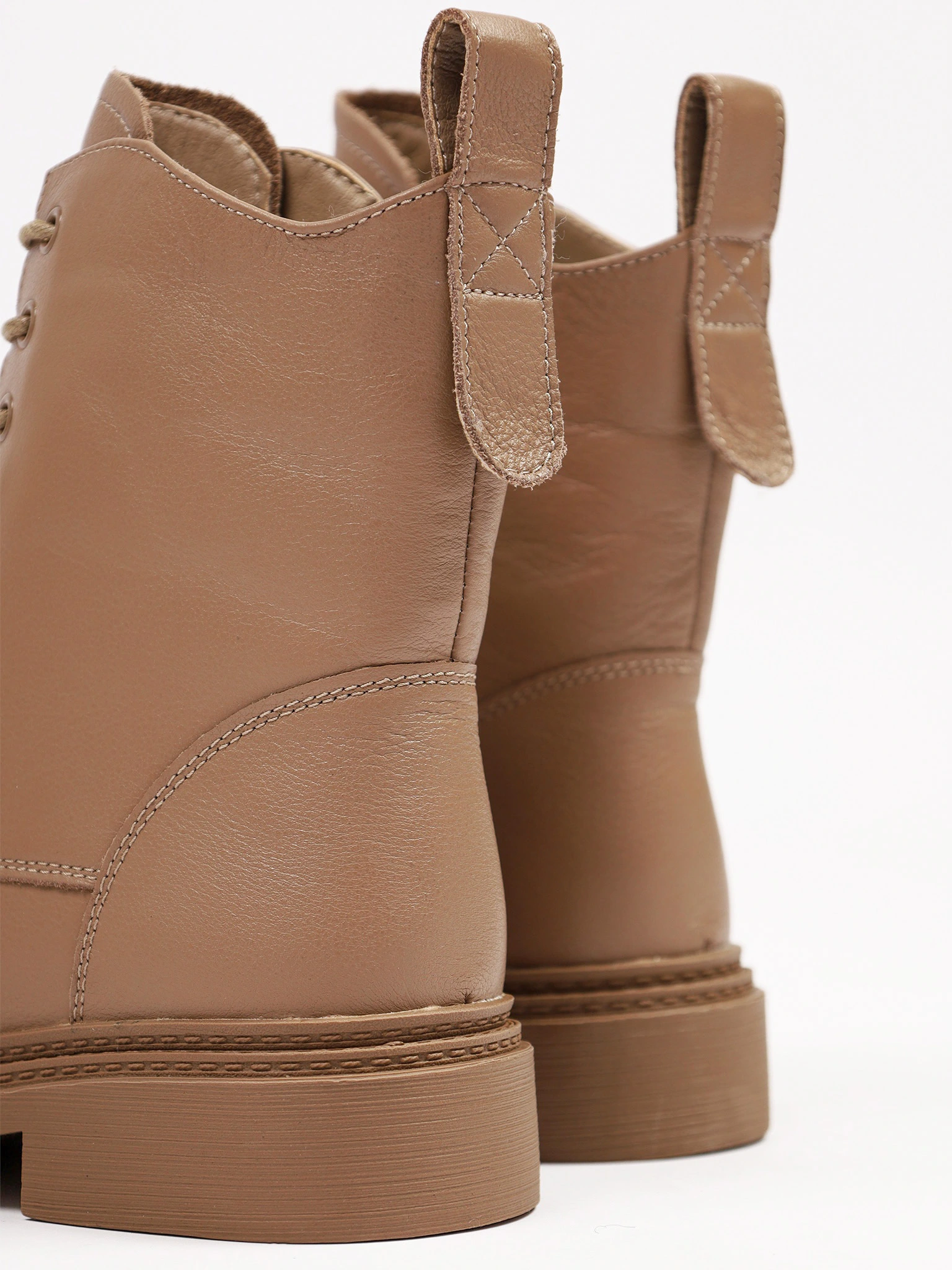 Ботинки бежевого цвета на среднем широком каблуке